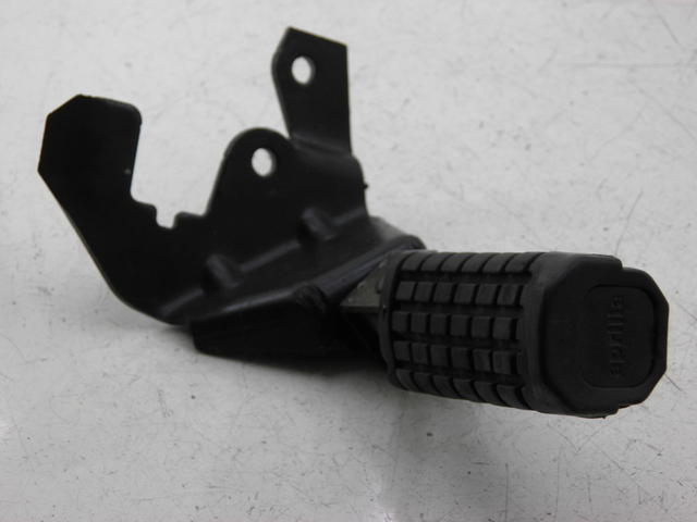 photo de PLATINE CALE PIED ARRIERE DROIT APRILIA SCARABEO 100 (2003 - 2012)