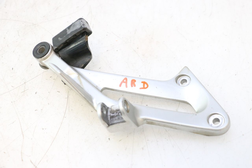 photo de PLATINE CALE PIED ARRIERE DROIT YAMAHA FJR 1300 (2001 - 2005) - Vue principale