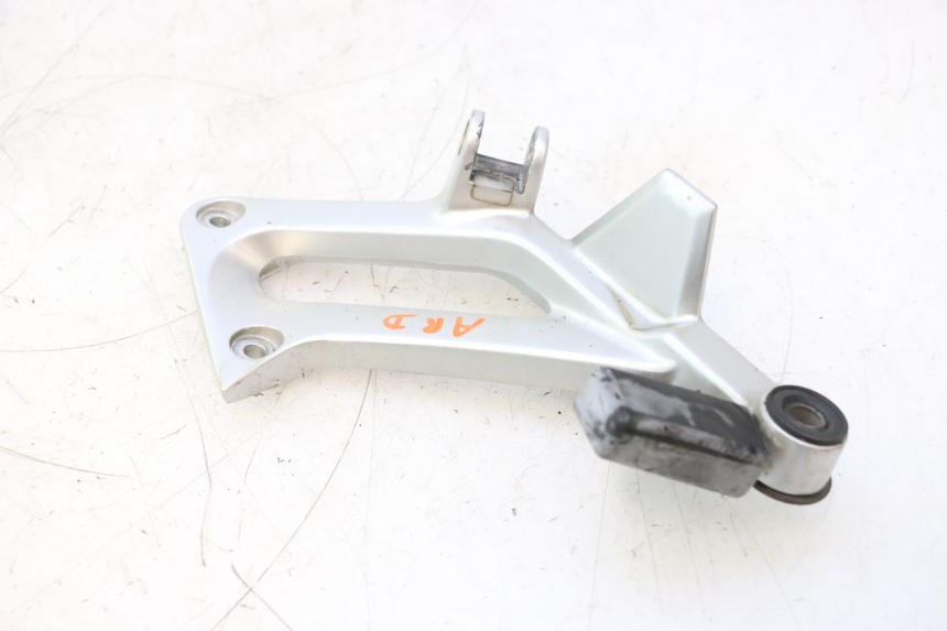 photo de PLATINE CALE PIED ARRIERE DROIT YAMAHA FJR 1300 (2001 - 2005) - Gros plan technique