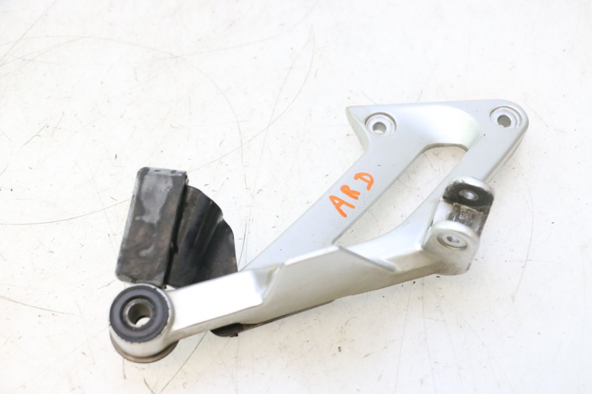 photo de PLATINE CALE PIED ARRIERE DROIT YAMAHA FJR 1300 (2001 - 2005) - Vue d’ensemble