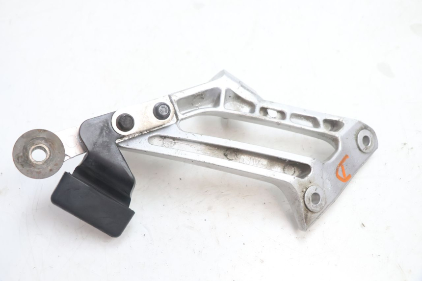 photo de PLATINE CALE PIED ARRIERE DROIT YAMAHA FJR 1300 (2001 - 2005) - Gros plan technique