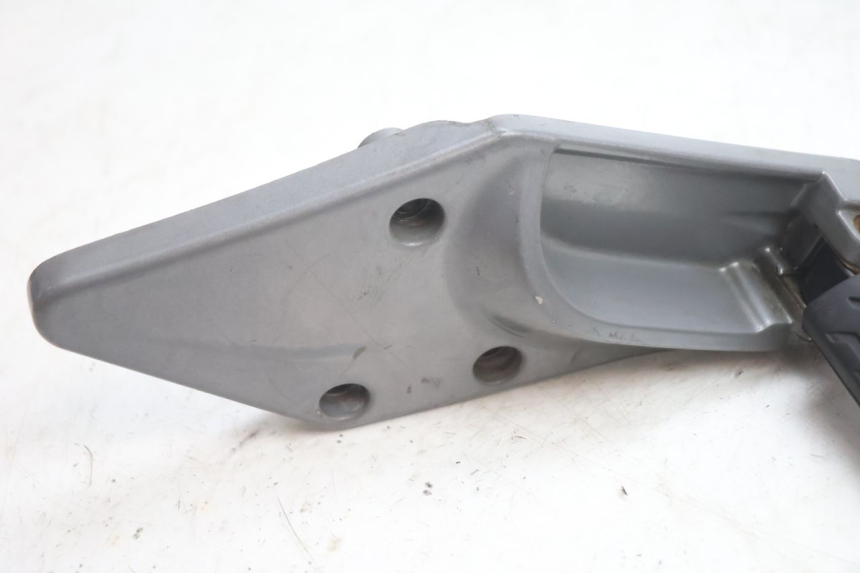 photo de PLATINE CALE PIED ARRIERE DROIT GILERA GP 800 (2007 - 2013) - Détail de la pièce