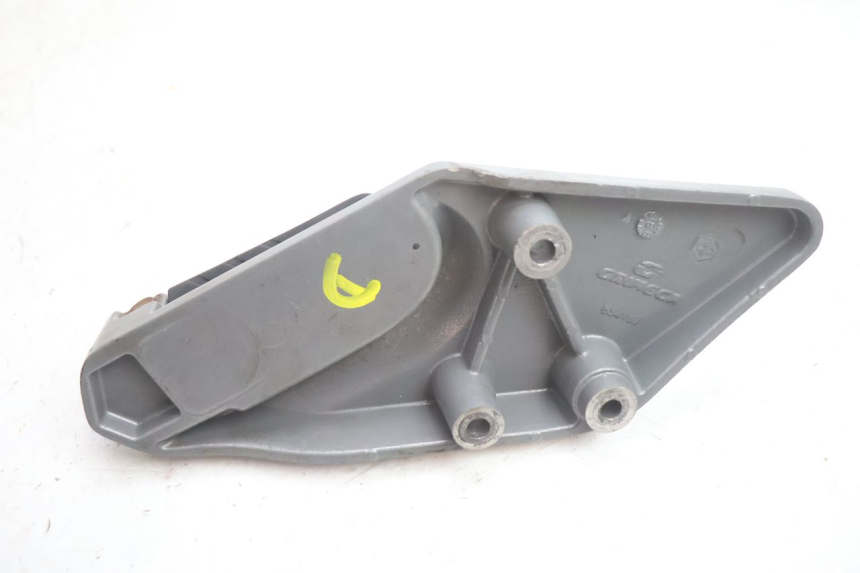 photo de PLATINE CALE PIED ARRIERE DROIT GILERA GP 800 (2007 - 2013) - Détails caractéristiques