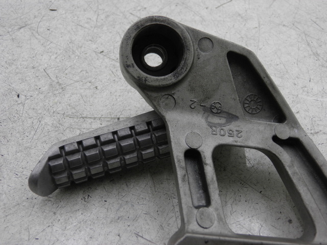 photo de PLATINE CALE PIED ARRIERE DROIT KAWASAKI ZZR 600 (1995 - 2004)