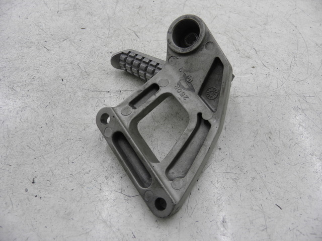 photo de PLATINE CALE PIED ARRIERE DROIT KAWASAKI ZZR 600 (1995 - 2004)