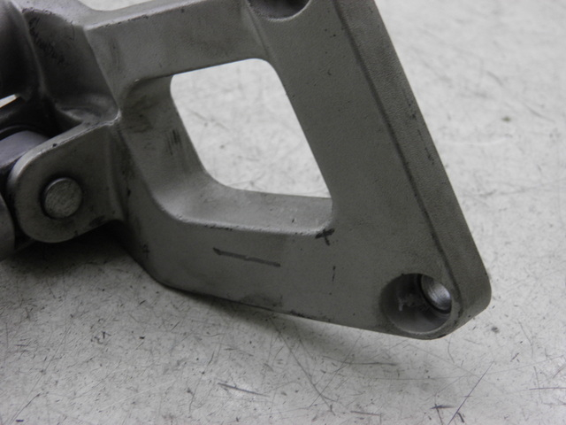 photo de PLATINE CALE PIED ARRIERE DROIT KAWASAKI ZZR 600 (1995 - 2004)
