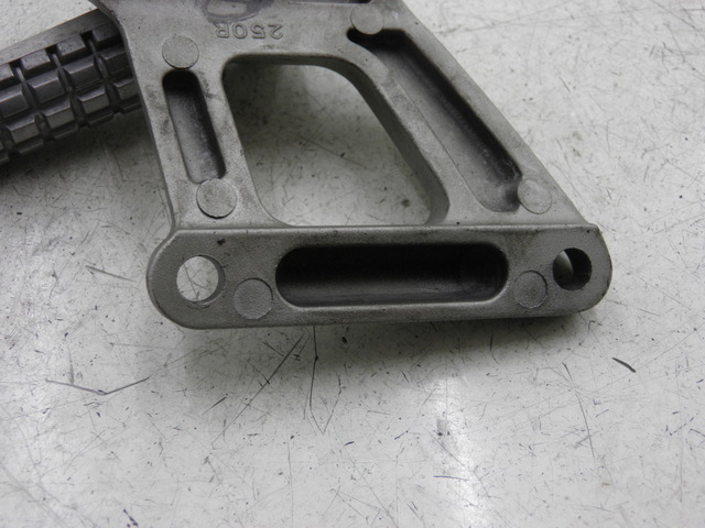 photo de PLATINE CALE PIED ARRIERE DROIT KAWASAKI ZZR 600 (1995 - 2004)