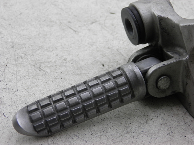 photo de PLATINE CALE PIED ARRIERE DROIT KAWASAKI ZZR 600 (1995 - 2004)