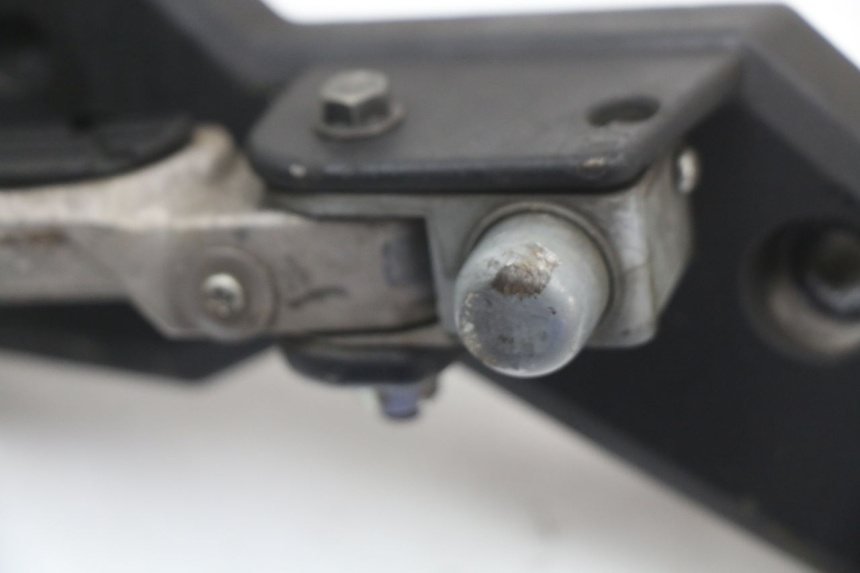 photo de PLATINE CALE PIED ARRIERE DROIT KYMCO SUPER 8 4T 50 (2021 - 2024)