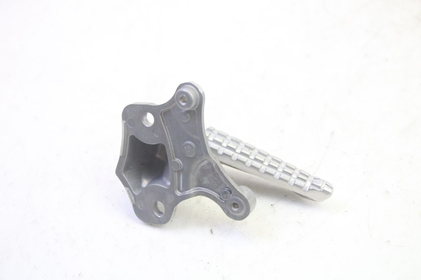 photo de PLATINE CALE PIED ARRIERE DROIT YAMAHA TRICITY 300 (2020 - 2024) - Autre angle de vue