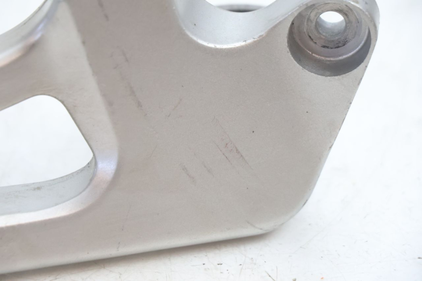 photo de PLATINE CALE PIED ARRIERE DROIT HONDA VFR FI RC46 800 (1998 - 2001) - Gros plan technique