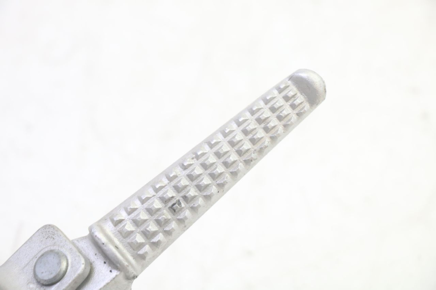 photo de PLATINE CALE PIED ARRIERE DROIT DAELIM VJ ROADWIN FI 125 (2008 - 2017) - Autre angle de vue