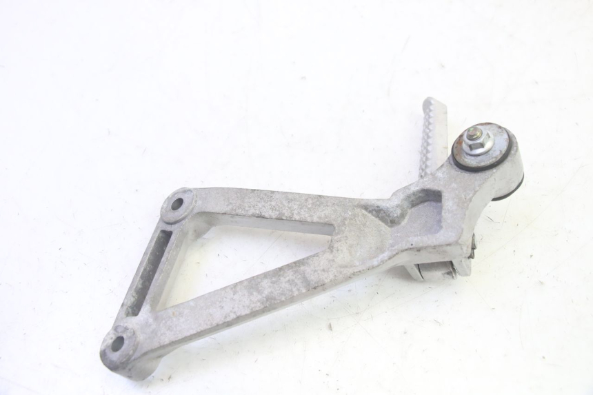 photo de PLATINE CALE PIED ARRIERE DROIT DAELIM VJ ROADWIN FI 125 (2008 - 2017) - Points de fixation