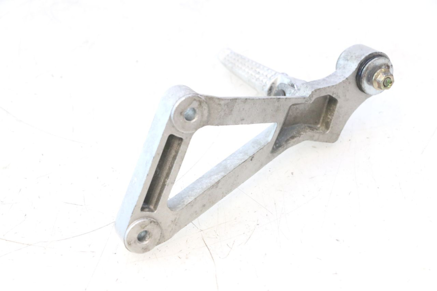 photo de PLATINE CALE PIED ARRIERE DROIT DAELIM VJ ROADWIN 125 (2004 - 2007) - Autre angle de vue