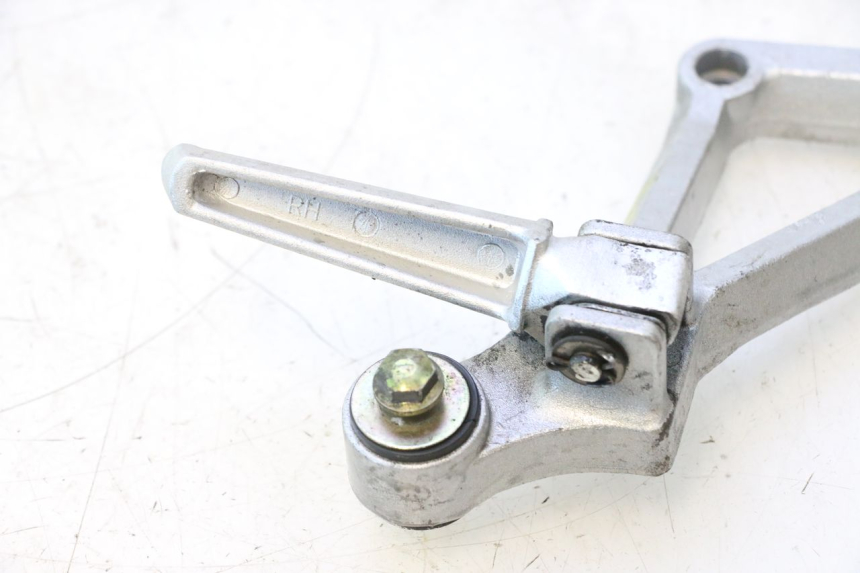 photo de PLATINE CALE PIED ARRIERE DROIT DAELIM VJ ROADWIN 125 (2004 - 2007) - Points de fixation