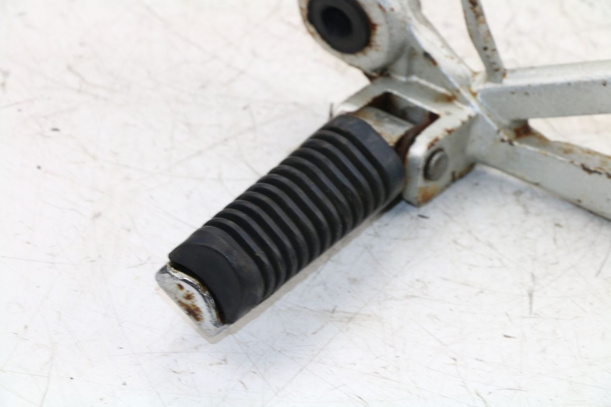 photo de PLATINE CALE PIED ARRIERE DROIT KINROAD XT125-19 ROAD KING 125 (2010 - 2012)