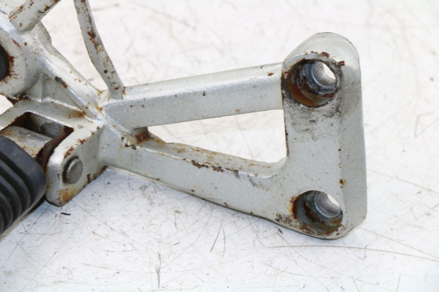 photo de PLATINE CALE PIED ARRIERE DROIT KINROAD XT125-19 ROAD KING 125 (2010 - 2012)