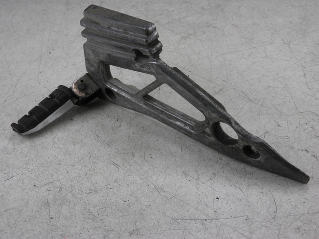 photo de PLATINE CALE PIED ARRIERE DROIT YAMAHA XJ F 900 (1983 - 1994)