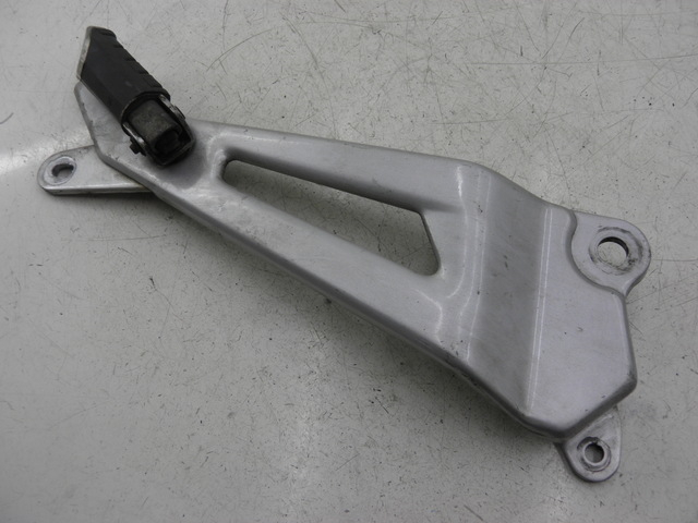 photo de PLATINE CALE PIED ARRIERE DROIT YAMAHA YBR 125 (2007 - 2009)