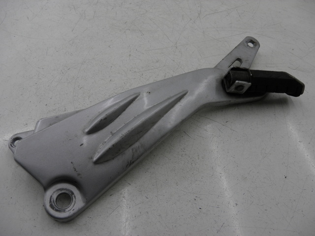 photo de PLATINE CALE PIED ARRIERE DROIT YAMAHA YBR CUSTOM 125 (2008 - 2010)
