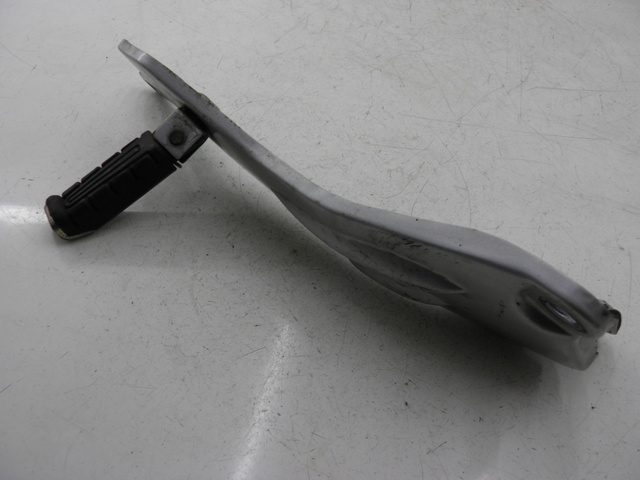 photo de PLATINE CALE PIED ARRIERE DROIT YAMAHA YBR CUSTOM 125 (2008 - 2010)