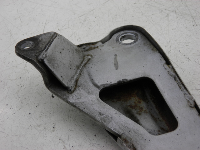 photo de PLATINE CALE PIED ARRIERE DROIT YAMAHA YBR CUSTOM 125 (2008 - 2010)