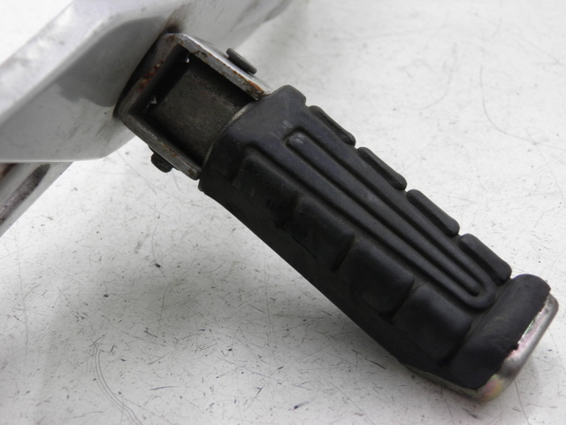 photo de PLATINE CALE PIED ARRIERE DROIT YAMAHA YBR CUSTOM 125 (2008 - 2010)