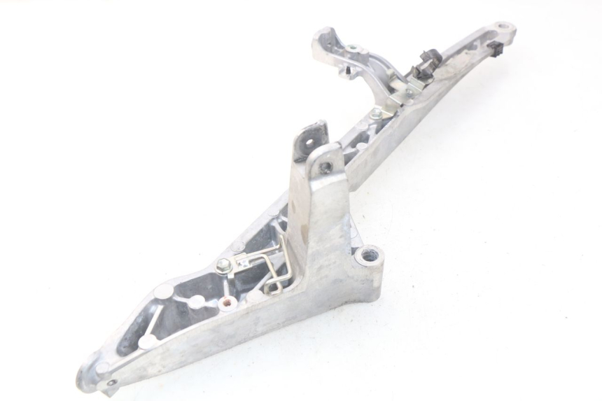 photo de PLATINE CALE PIED ARRIERE DROIT YAMAHA YP T-MAX TMAX 530 (2017 - 2020)