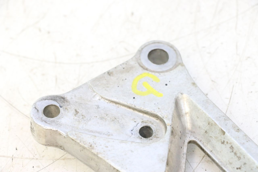 photo de PLATINE CALE PIED ARRIERE GAUCHE HONDA CB TWO FIFTY 250 (1991 - 2002) - Détail de la pièce