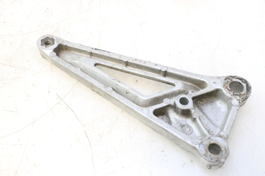 photo de PLATINE CALE PIED ARRIERE GAUCHE HONDA CB TWO FIFTY 250 (1991 - 2002) - Gros plan technique