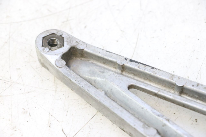 photo de PLATINE CALE PIED ARRIERE GAUCHE HONDA CB TWO FIFTY 250 (1991 - 2002) - Vue d’ensemble