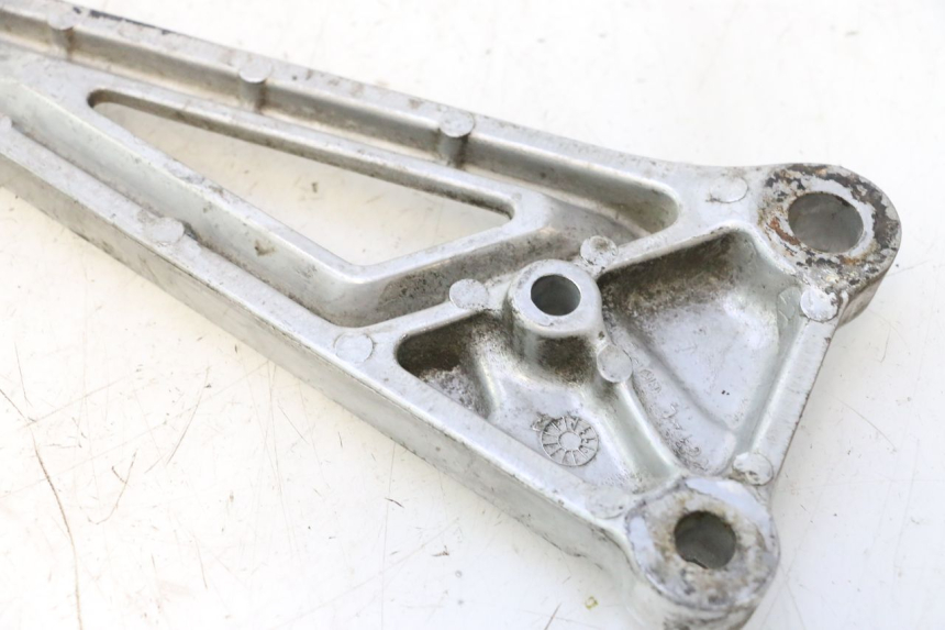 photo de PLATINE CALE PIED ARRIERE GAUCHE HONDA CB TWO FIFTY 250 (1991 - 2002) - Points de fixation