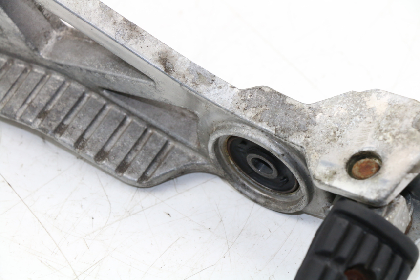 photo de PLATINE CALE PIED ARRIERE GAUCHE YAMAHA FZX FAZER 750 (1987 - 1998) - Aperçu profil