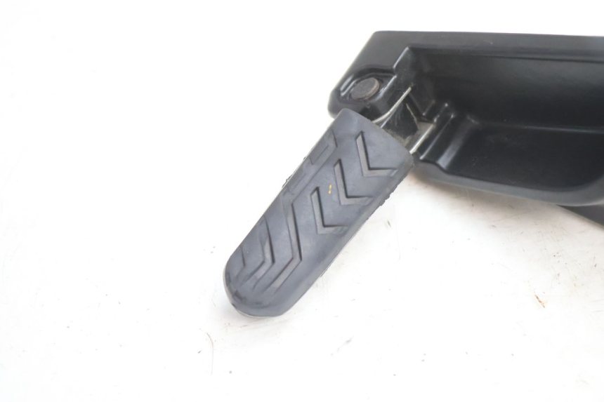 photo de PLATINE CALE PIED ARRIERE GAUCHE GILERA GP 800 (2007 - 2013) - Détail de la pièce