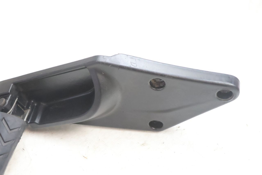 photo de PLATINE CALE PIED ARRIERE GAUCHE GILERA GP 800 (2007 - 2013) - Zoom état d’usage