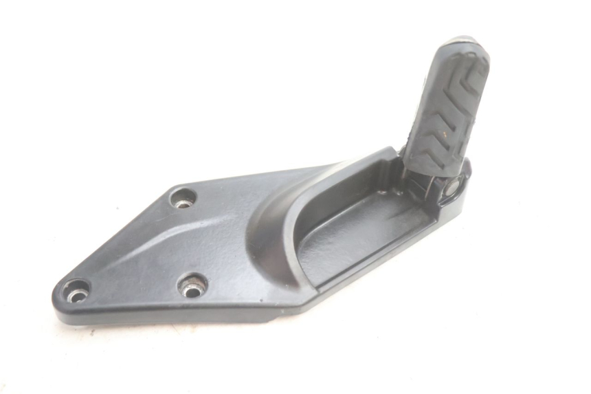 photo de PLATINE CALE PIED ARRIERE GAUCHE GILERA GP 800 (2007 - 2013) - Autre angle de vue