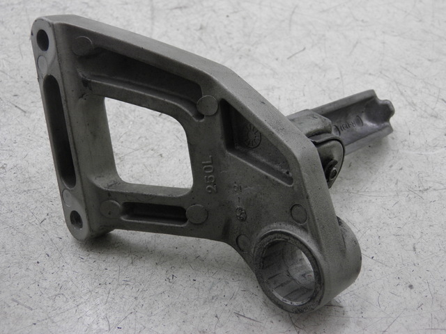 photo de PLATINE CALE PIED ARRIERE GAUCHE KAWASAKI ZZR 600 (1995 - 2004)
