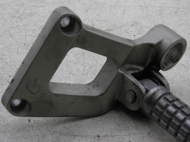 photo de PLATINE CALE PIED ARRIERE GAUCHE KAWASAKI ZZR 600 (1995 - 2004)