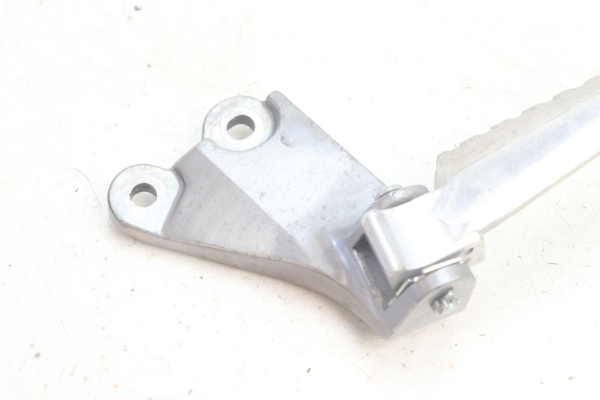 photo de PLATINE CALE PIED ARRIERE GAUCHE YAMAHA N-MAX NMAX 125 (2021 - 2024) - Détail de la pièce