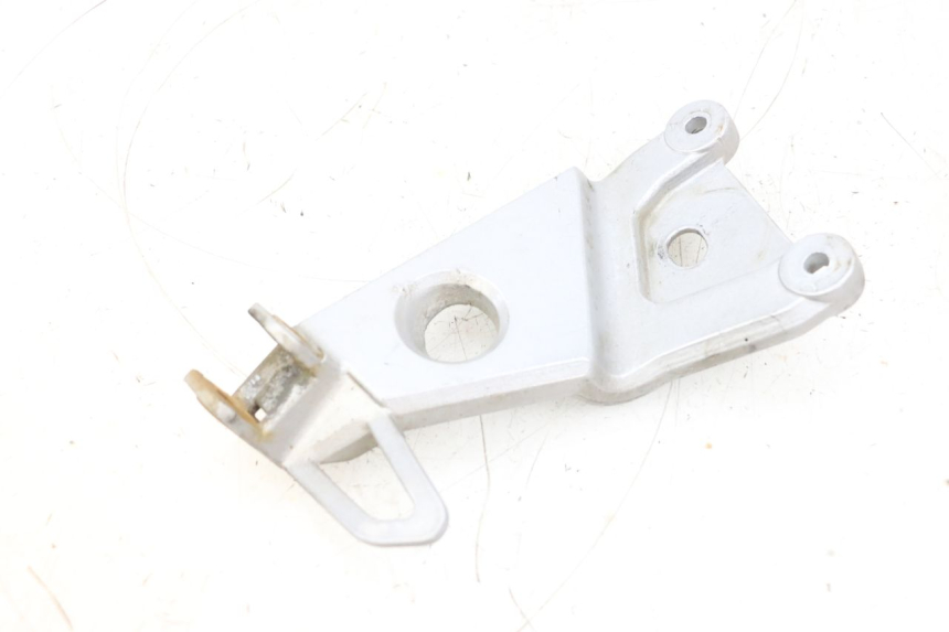 photo de PLATINE CALE PIED ARRIERE GAUCHE HONDA NSR R 125 (1994 - 2003) - Gros plan technique