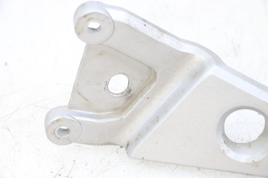 photo de PLATINE CALE PIED ARRIERE GAUCHE HONDA NSR R 125 (1994 - 2003) - Vue d’ensemble