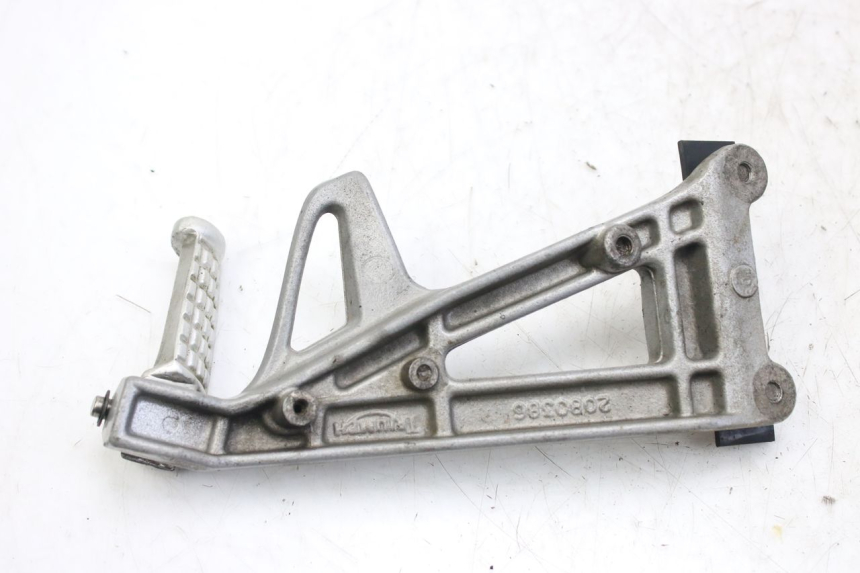 photo de PLATINE CALE PIED ARRIERE GAUCHE TRIUMPH SPRINT ST 955 (1999 - 2001)