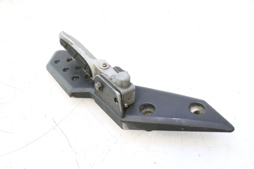 photo de PLATINE CALE PIED ARRIERE GAUCHE KYMCO SUPER 8 2T 50 (2007 - 2013) - Autre angle de vue