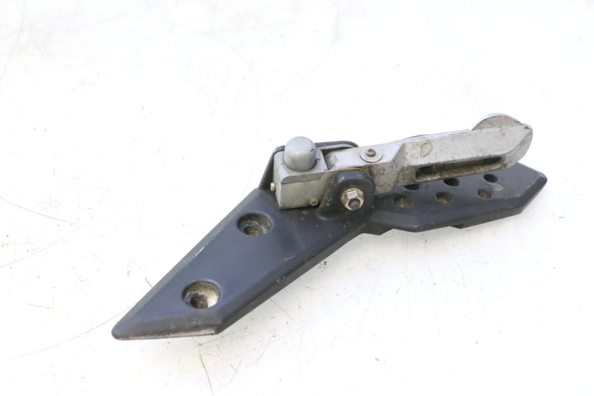 photo de PLATINE CALE PIED ARRIERE GAUCHE KYMCO SUPER 8 2T 50 (2007 - 2013) - Points de fixation