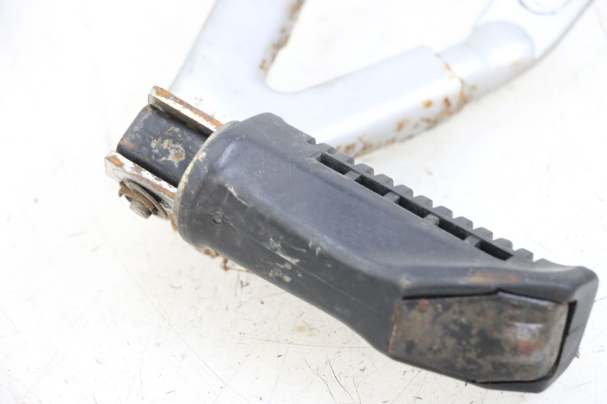 photo de Rear left footrest mounting plate HYOSUNG XRX 125 (2000 - 2008)