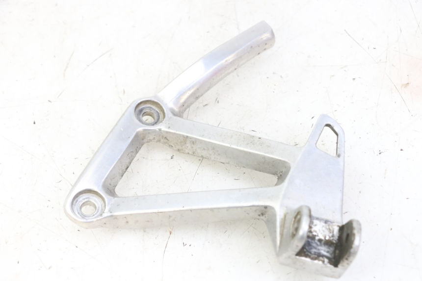 photo de PLATINE CALE PIED ARRIERE GAUCHE YAMAHA FZS FAZER 600 (2001 - 2003)