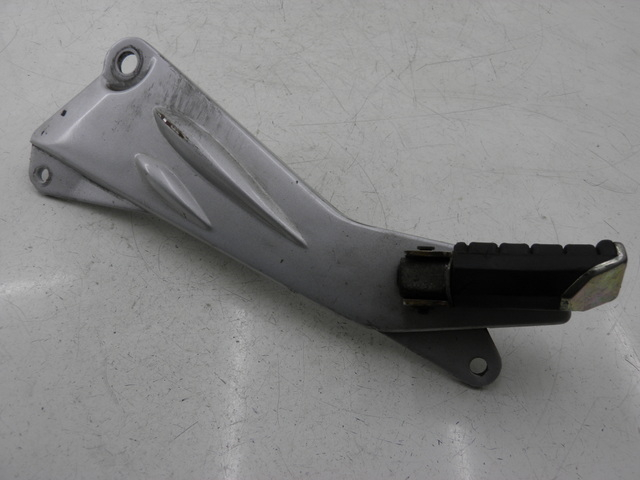 photo de PLATINE CALE PIED ARRIERE GAUCHE YAMAHA YBR CUSTOM 125 (2008 - 2010)