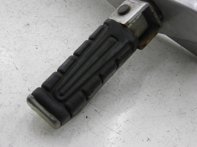 photo de PLATINE CALE PIED ARRIERE GAUCHE YAMAHA YBR CUSTOM 125 (2008 - 2010)