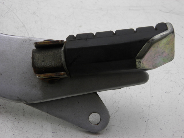photo de PLATINE CALE PIED ARRIERE GAUCHE YAMAHA YBR CUSTOM 125 (2008 - 2010)