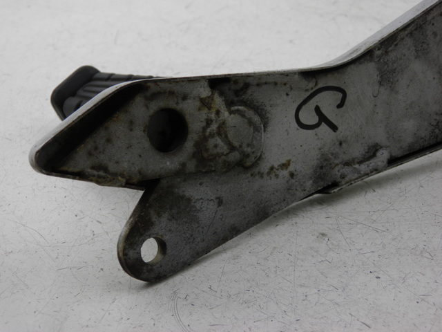 photo de PLATINE CALE PIED ARRIERE GAUCHE YAMAHA YBR CUSTOM 125 (2008 - 2010)